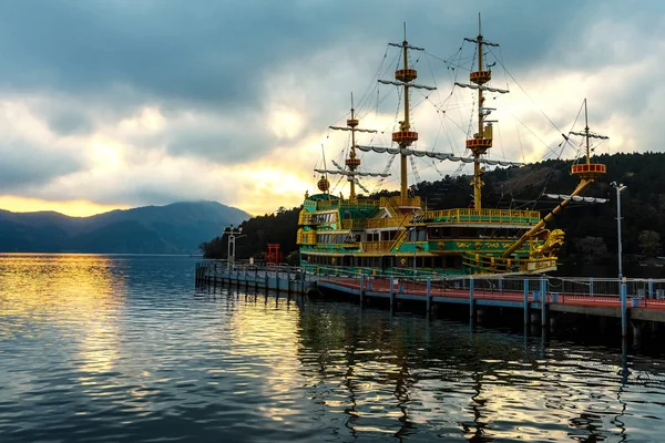 Lago Ashi ao pôr-do-sol com navio pirata — Fotografia de Stock