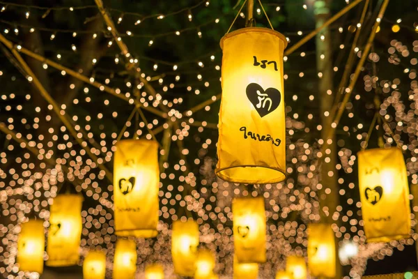 Lámpara o linterna amarilla con fondo bokeh —  Fotos de Stock