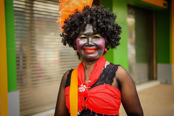ろうそく祭おもしろいコスチュームの女性 — ストック写真