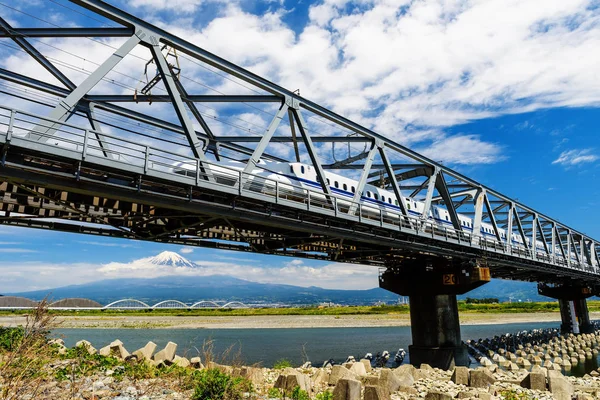 Shinkansen en el puente ferroviario con Mt. Fuji. — Foto de Stock