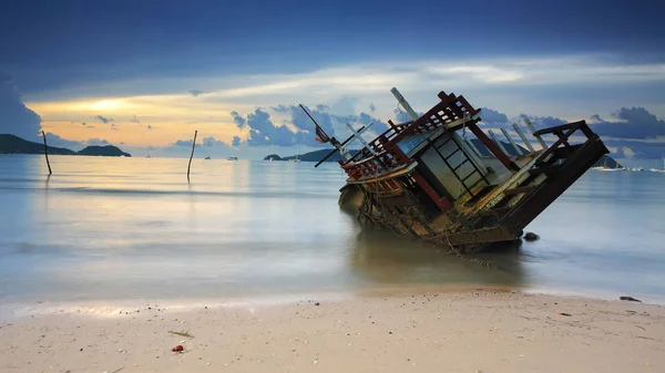 Gündoğumu, batık gemi ile deniz manzarası — Stok fotoğraf