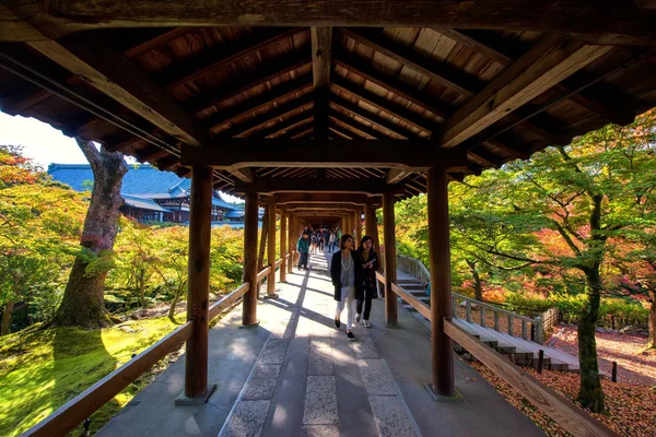 Passarela bonita com cores de outono, Kyoto — Fotografia de Stock