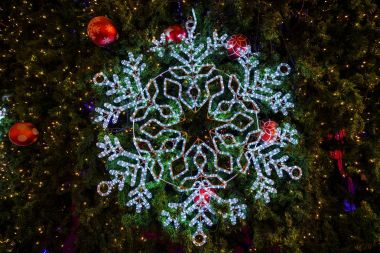 Kar tanesi Noel ağacı üzerinde