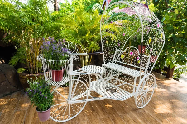 Vintage bílé zahradní kolo s květinou — Stock fotografie