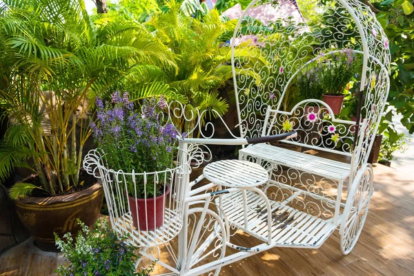 Ročník zahradní kolo pro zahradní dekorace — Stock fotografie