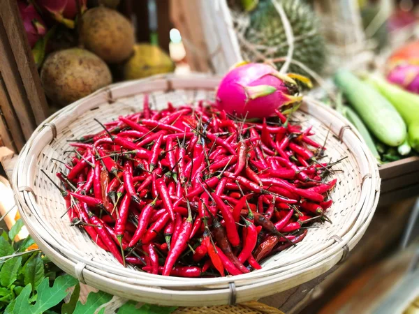 Cabai merah di baki wicker — Stok Foto