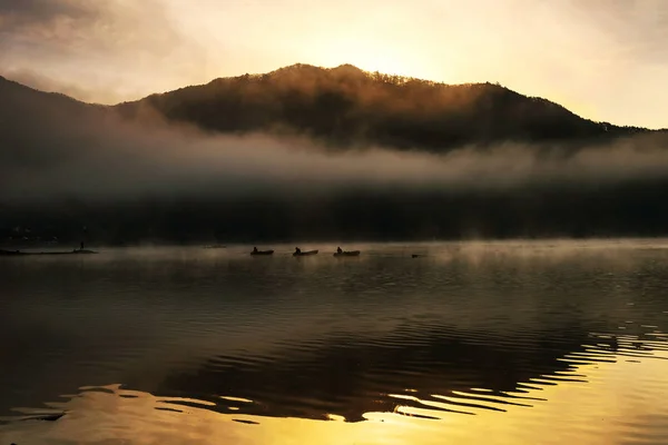 Lago de silhueta Shoji cênica ao nascer do sol — Fotografia de Stock