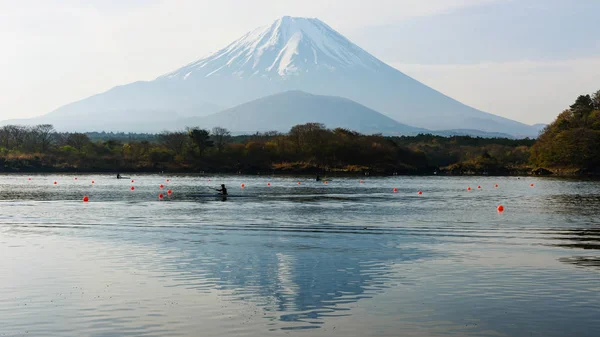 Kayak en el lago Shoji con mt. Fuj. — Foto de Stock