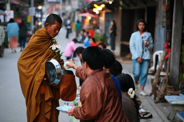 People offer food and flower to monk — Stock Photo, Image