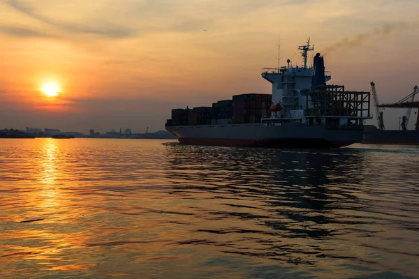 Vrachtschip zeilen op rivier bij zonsopgang — Stockfoto