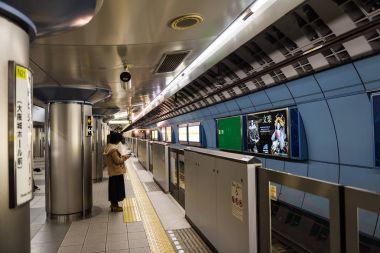Osaka metro tren yolcuları beklemek