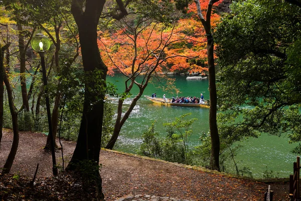 Bateau à la signalisation Arashiyama à l'automne — Photo