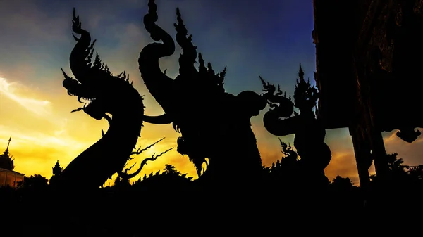 Silhouet dragon standbeeld tegen twilight hemel — Stockfoto