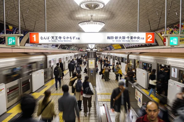 Passagers pressés au métro d'Osaka — Photo