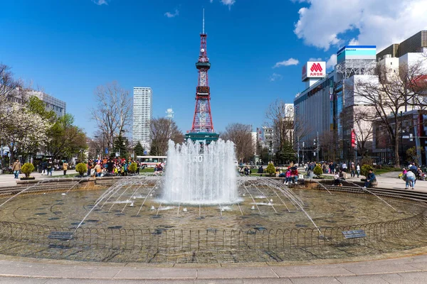 Fontanna i sakura Odori Park w Sapporo — Zdjęcie stockowe