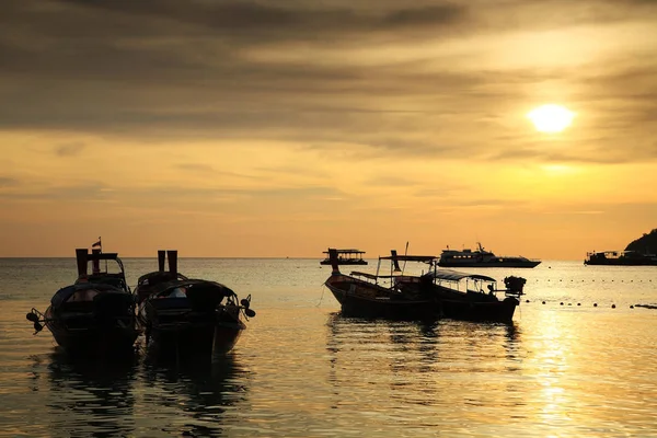 Silhouette sunset scen på Koh Lipe — Stockfoto