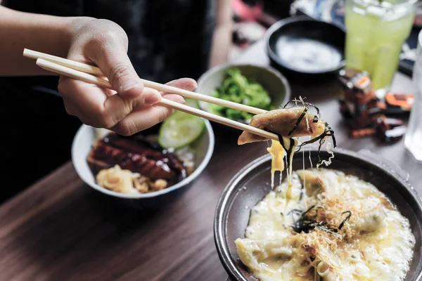 Gyoza com queijo derretido, comida japonesa — Fotografia de Stock