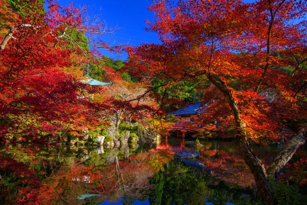 Monumento del santuario rojo de Daigo ji en otoño, Kioto — Foto de Stock