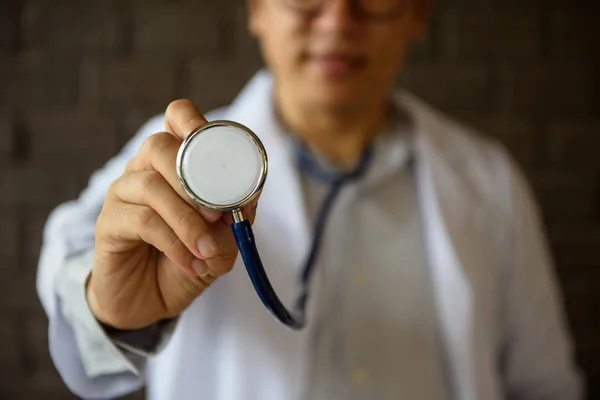 Medic care deține stetoscop pentru verificare — Fotografie, imagine de stoc