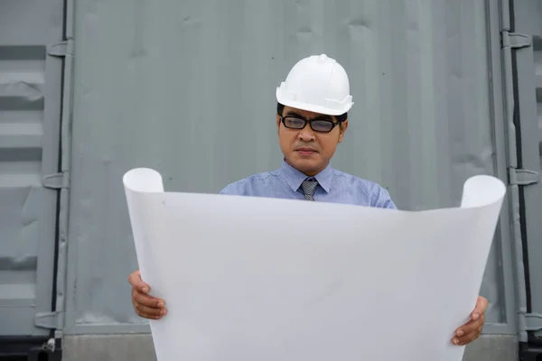 Engineer manager blik op consturction papier plan — Stockfoto