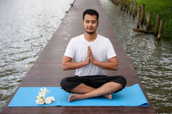 Ásia homem fazendo ioga lotus post — Fotografia de Stock