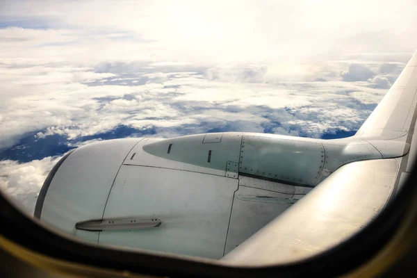 Flyg plan vinge mot himmel och moln — Stockfoto