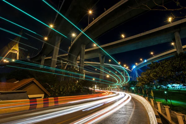 Trilha de luz sob a Ponte Bhumibol, Bancoc — Fotografia de Stock
