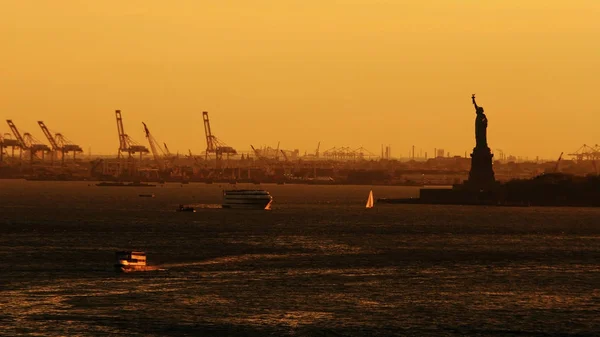 Statue of Liberty at sunset, New York city — Stock Photo, Image