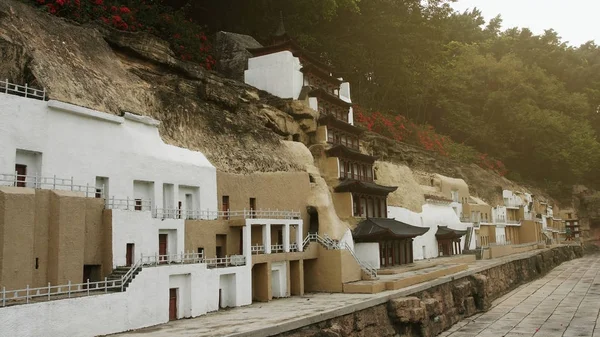 Modell einer künstlichen chinesischen Dorfhaus und Gebäude in der Nähe des Berges bei kulturellen herrlichen China-Park in Shenzhen — Stockfoto