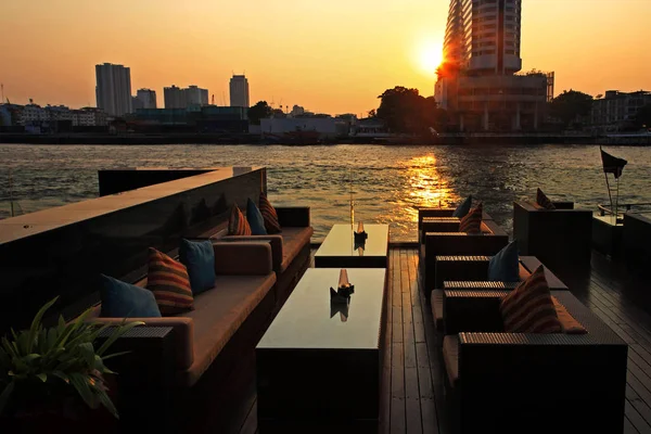 Bar lungo il fiume al tramonto, Bangkok — Foto Stock