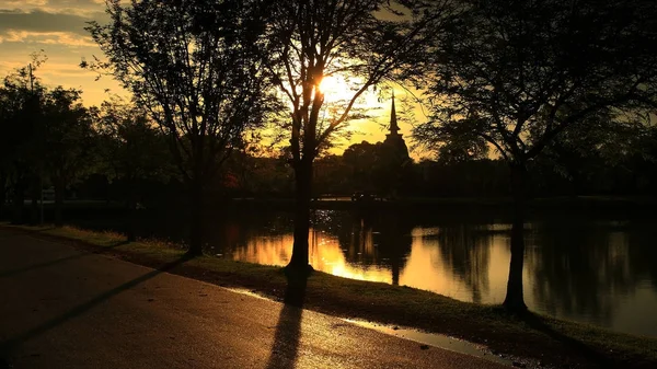 Gün batımında Sukhothai Tarih Parkı — Stok fotoğraf