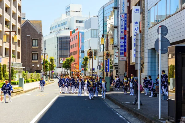 Desfile santuários portáteis em Odawara cidade urbana — Fotografia de Stock