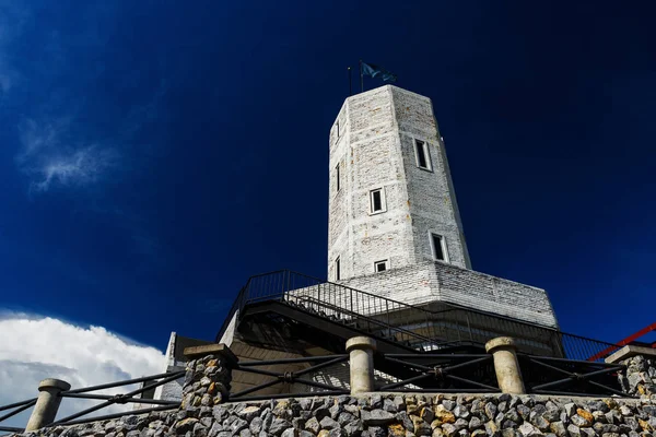 Antieke baksteen witte toren met blauwe lucht — Stockfoto