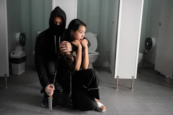 музыка для похищения. музыка для похищения. воруют музыку. похищенный фильм 2020. связанная девушка скотчем.