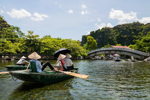 Turistas en botes de madera para viajar Tam Coc —  Fotos de Stock