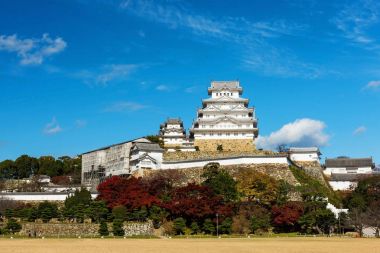 Sonbahar yaprakları renklerle Himeji Kalesi