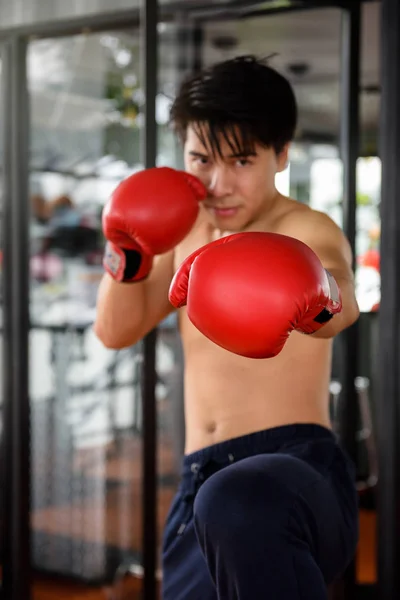 Man practicing Muay Thai at gym — Stock Photo, Image