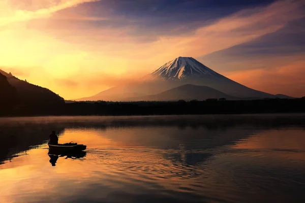 Silhouette barca da pesca e Mt. Fuji al lago Shoji — Foto Stock