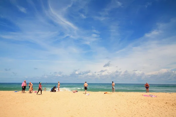 Turistas extranjeros en la playa de Karon, Phuket — Foto de Stock