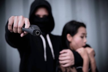 Suç hoodie erkekte işaret silah kurbanla