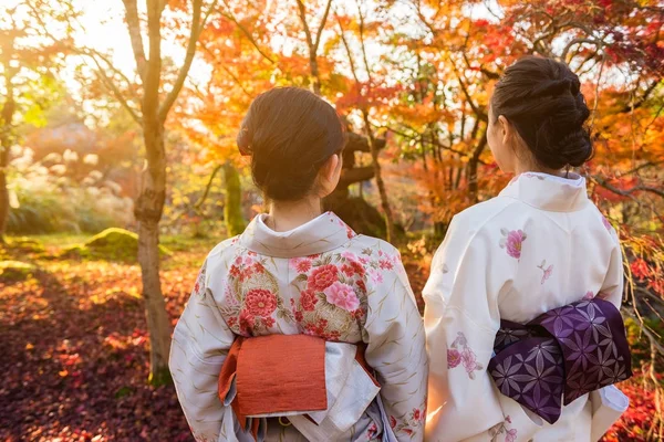 Foto traseira de meninas Kimono no outono — Fotografia de Stock
