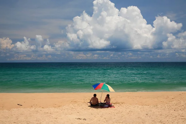 Yabancı çift Karon beach, Phuket sakin ol. — Stok fotoğraf