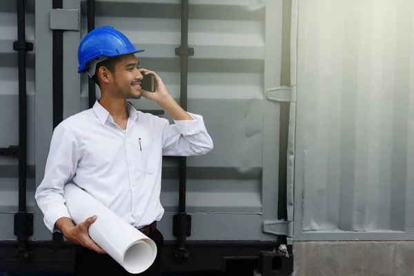 Ingeniero de campo hablando en smartphone — Foto de Stock