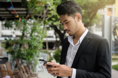 Smartphone oynamak akıllı genç işadamı