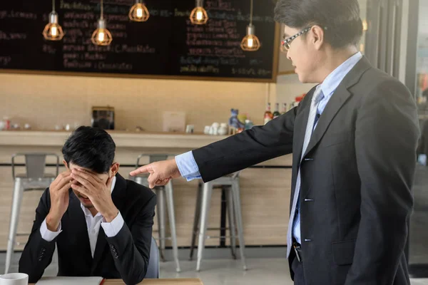 Jungunternehmer beschwert sich beim Chef — Stockfoto