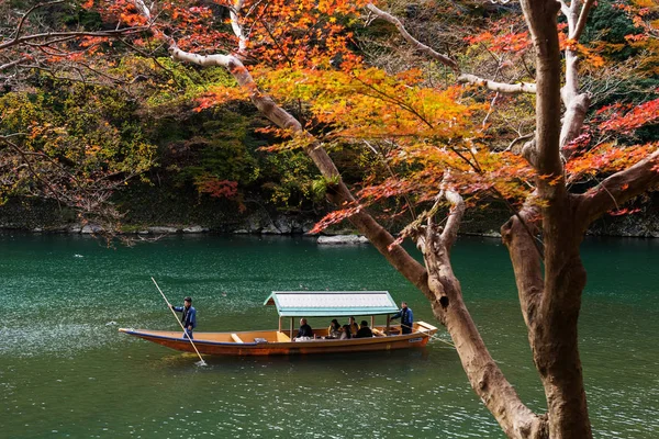 秋、京都嵐山ボート ツアー — ストック写真