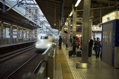 Shinkansen tren gelen Osaka İstasyonu 