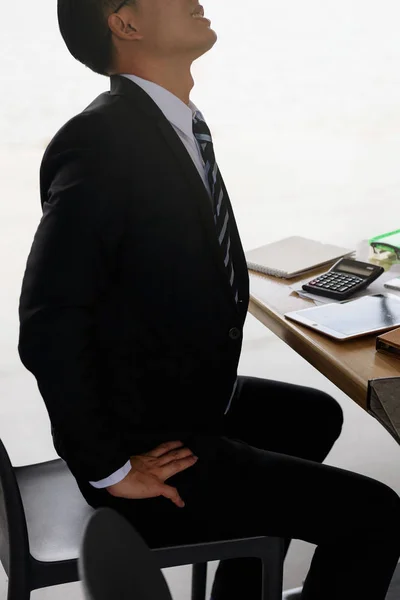 Geschäftsmann leidet unter Rückenschmerzen, Bürosyndrom — Stockfoto