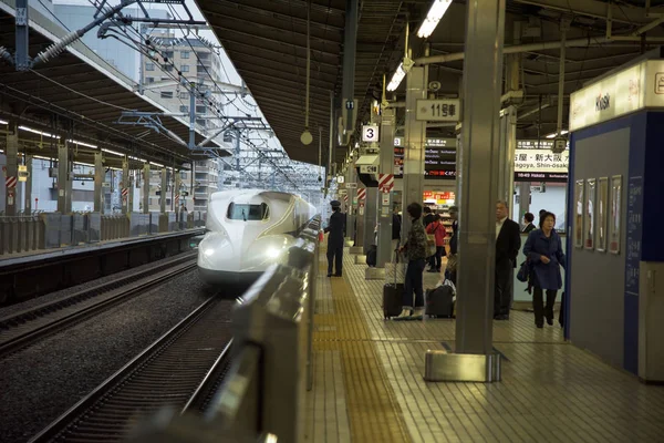 Tren shinkansen llegando a Osaka estación — Foto de Stock