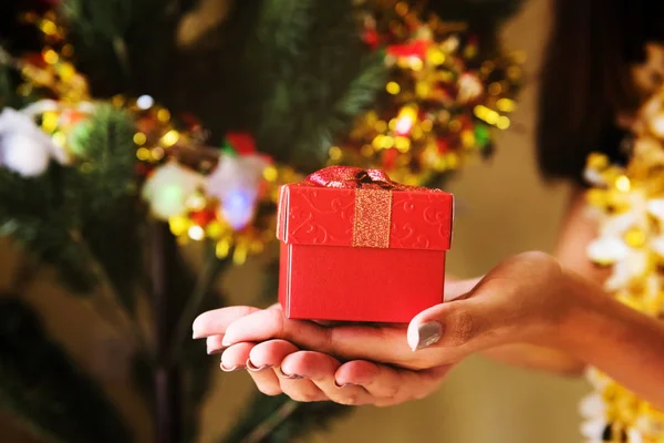 Chirstmas gift box aan kant met kerstboom — Stockfoto